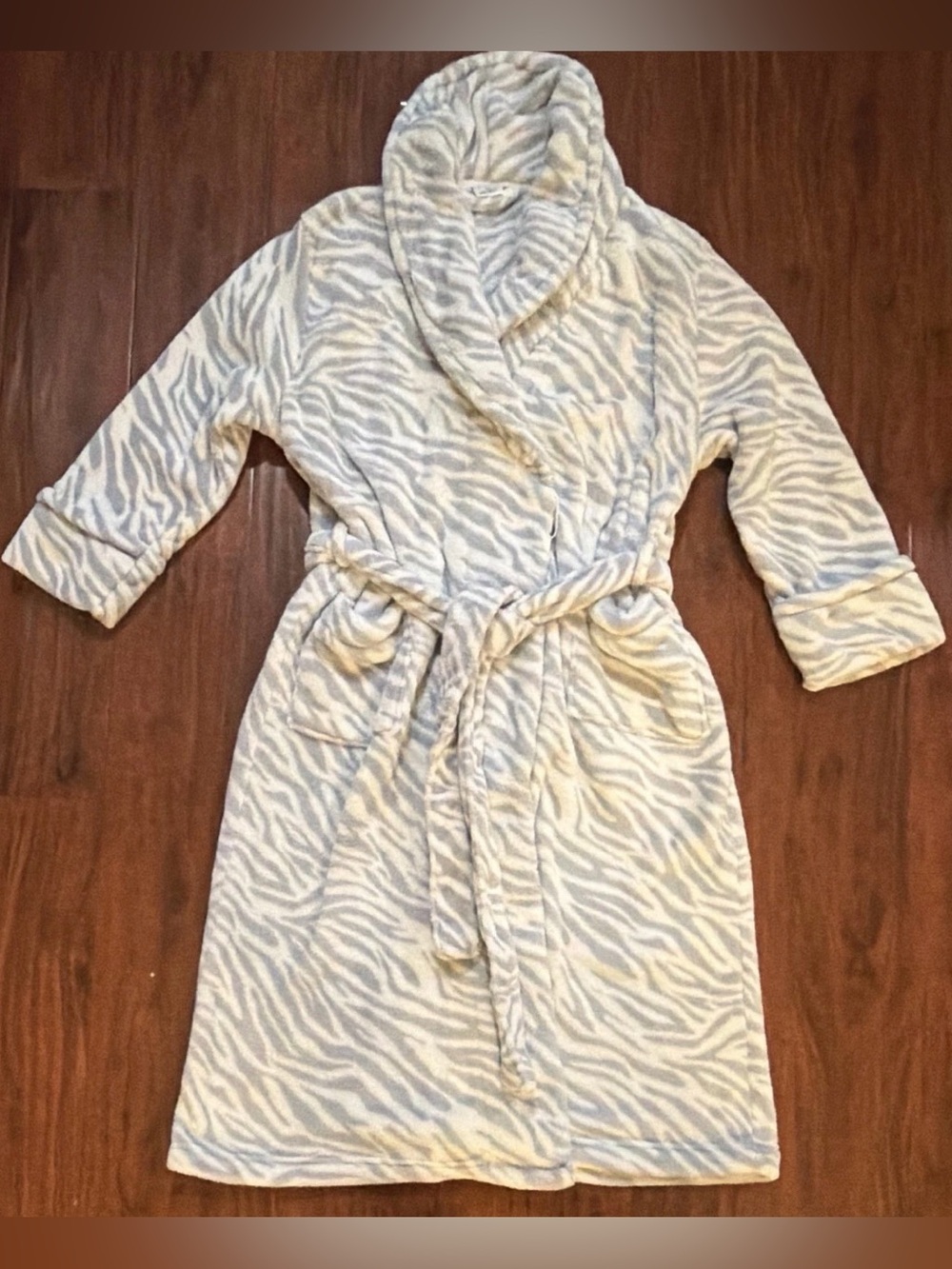 croft & barrow Plush Robe in Light Gray & Cream with Zebra print.